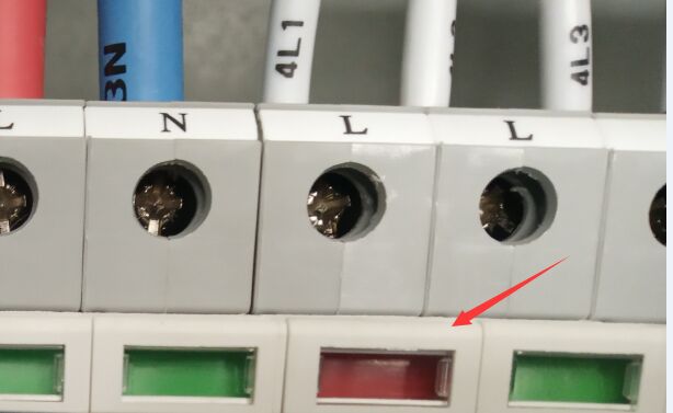 電源防雷器窗口指示變紅需要更換嗎？